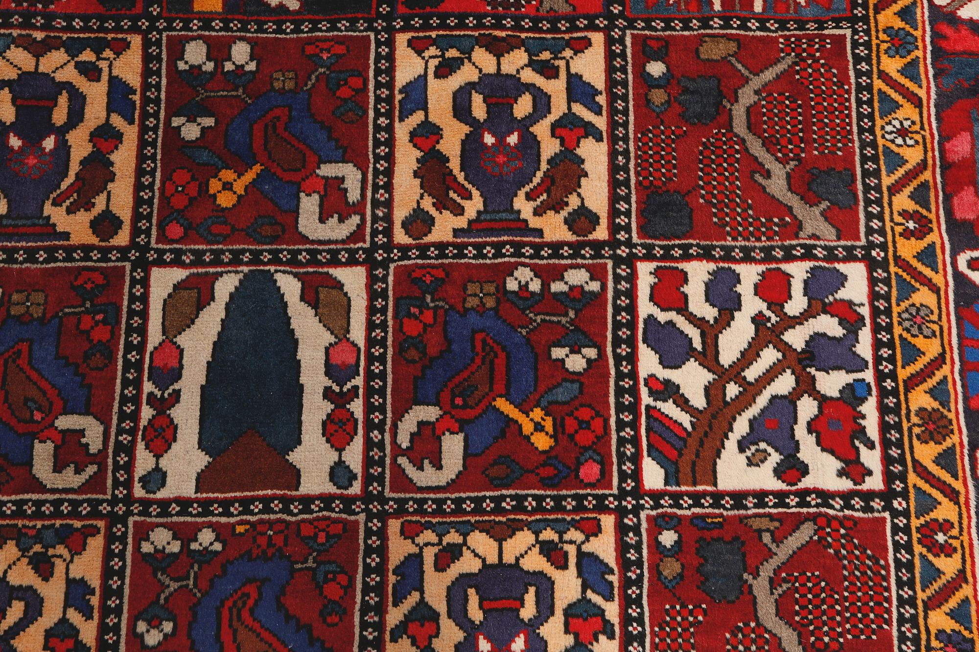 MATTA, Bachtiari, 1900-talets senare del, ca 300 x 200 cm.