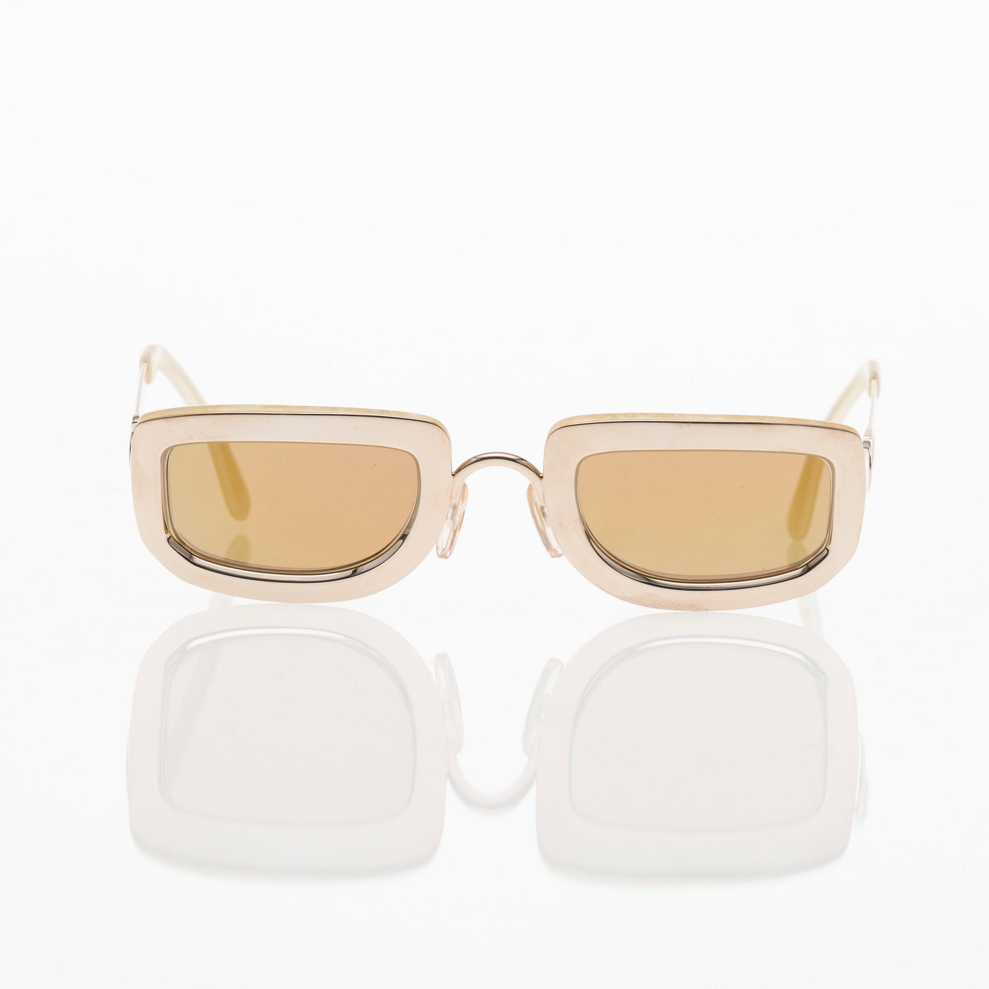 SOLGLASÖGON, Christian Dior.