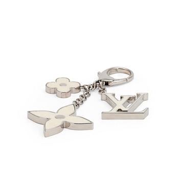 413. LOUIS VUITTON, a palladium finished brass and white bag charm, "Fleur d'epi".