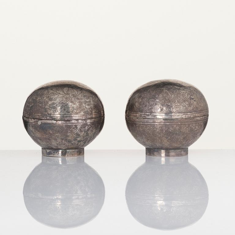 Askar med lock, två stycken, silver. Tangdynastin (618-906).