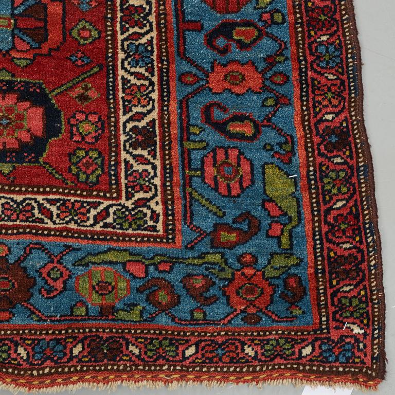 A CARPET, a semi-antique Bidjar kelly, ca 346 x 151 cm (as well as the ends have 1 and 1,5 cm flat weave).