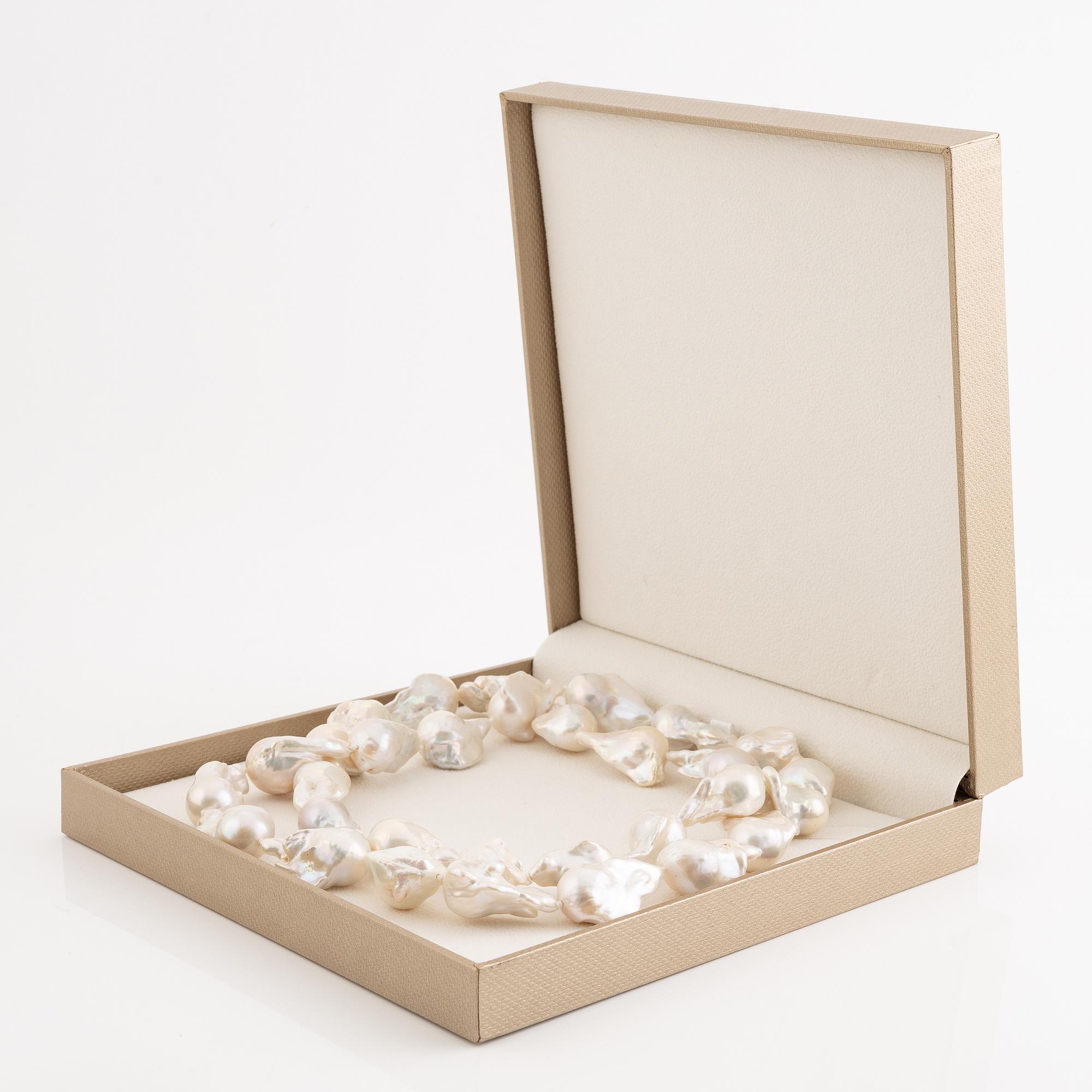 Pärlcollier, med odlade barockformade sötvattenspärlor.