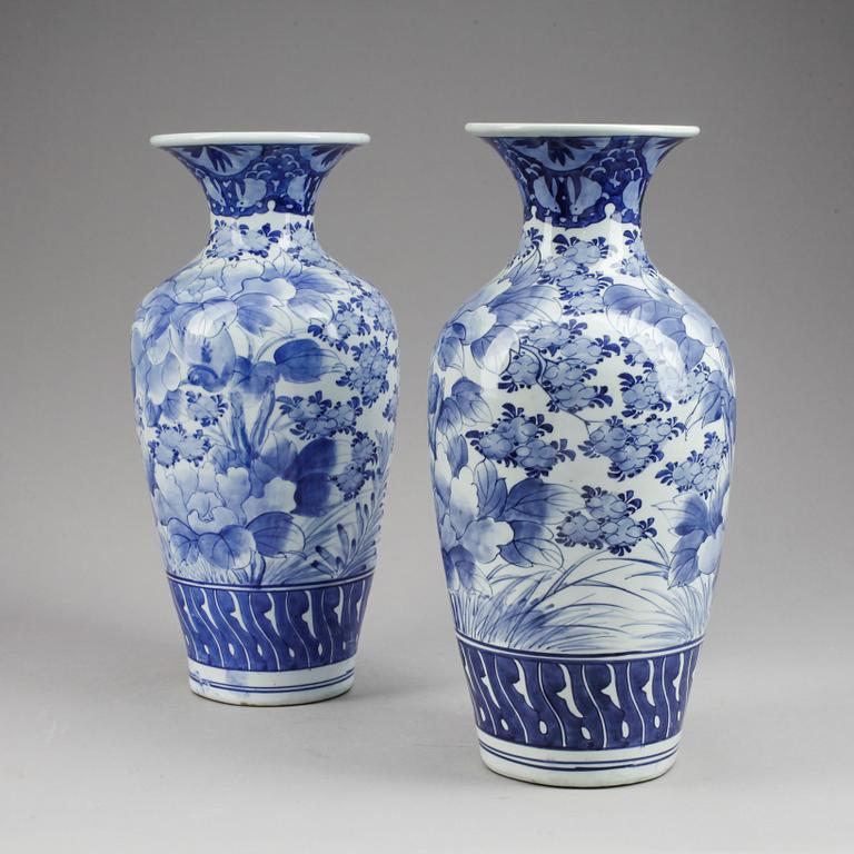 GOLVVASER, ett par, porslin, Japan, 1900-tal.