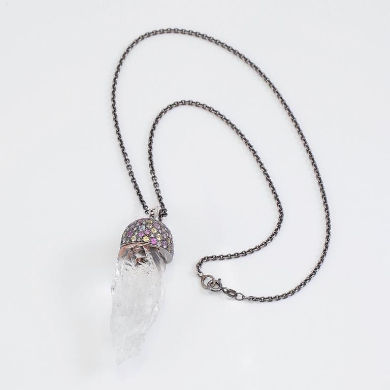 HÄNGE MED KEDJA, 14K vitguld, silver, bergskristall, diamanter och flerfärgade safirer.