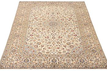 A Kashan carpet, a. 300 x 198 cm.