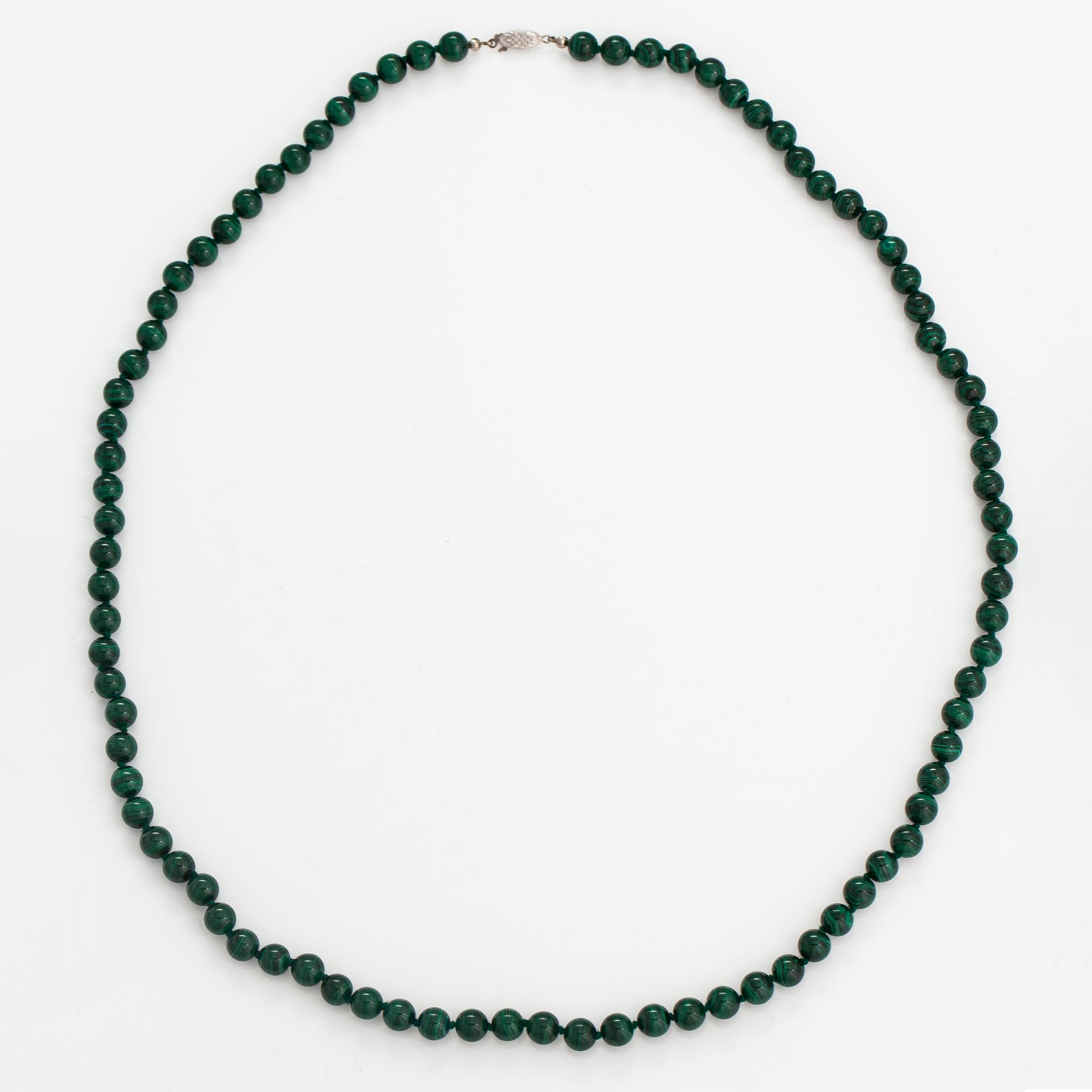 A malakite pearl collier with a sterling silver clasp.