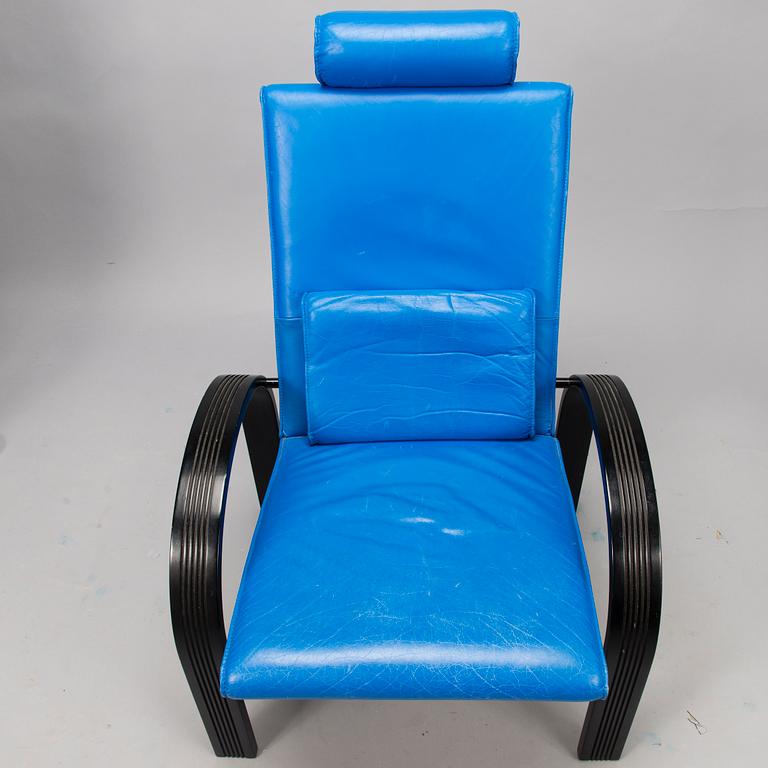 A 1980s lounge chair.