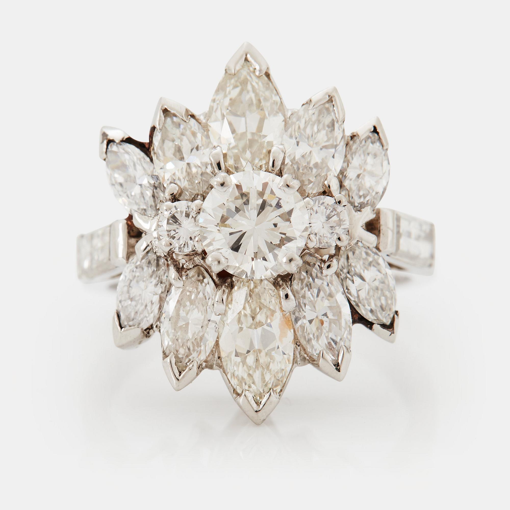 Ring platina med runda briljant-, navett- och baguetteslipade diamanter.