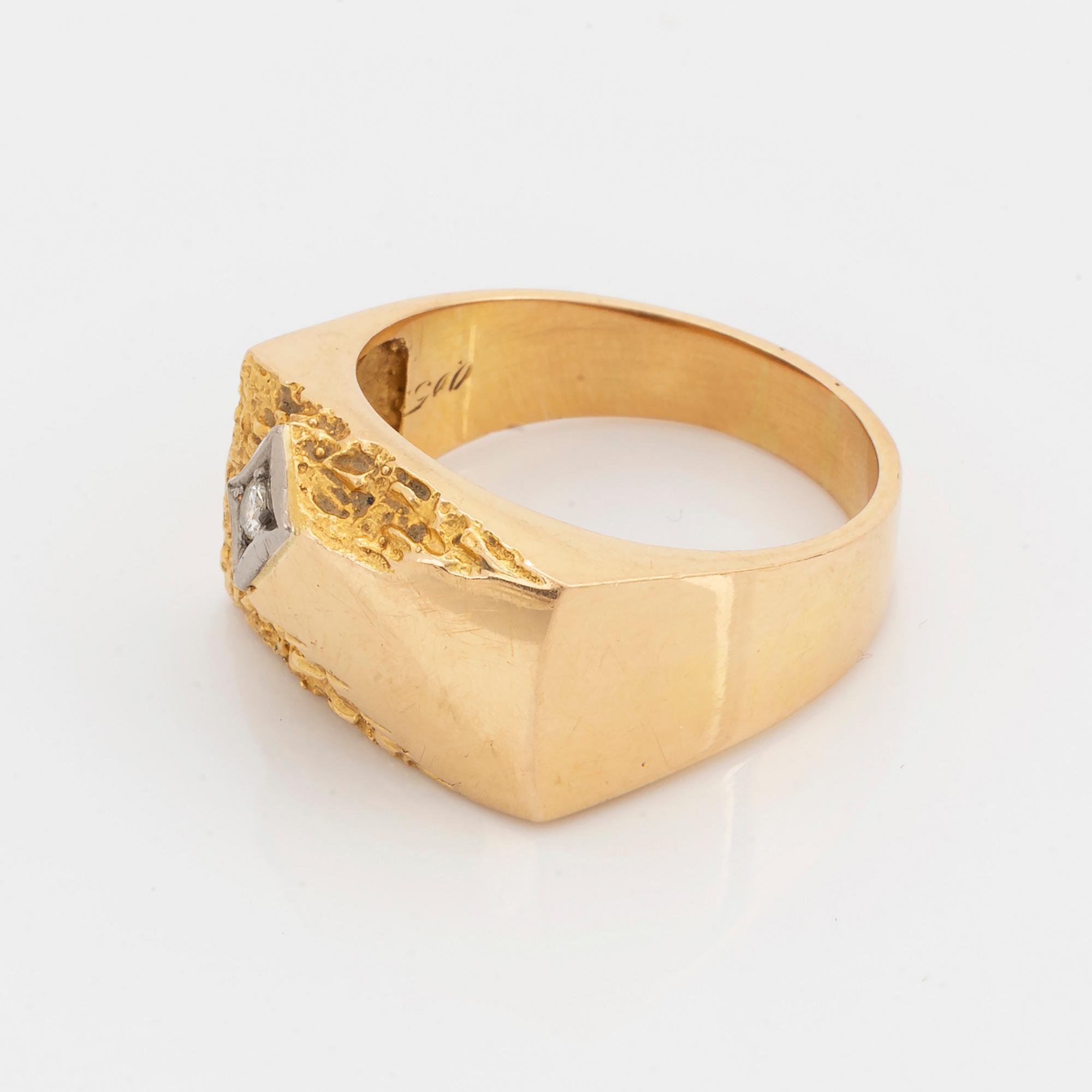Klackring  18K guld med briljantslipad diamant.