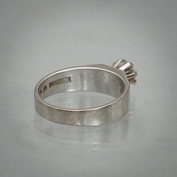 RING, 18k vitguld med briljantslipad diamant tot ca 0,22 ct enligt gravyr. Vikt 5,5 g.