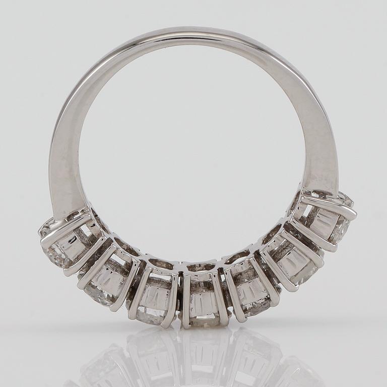 RING, 18K vitguld och diamanter tot ca 2.20 ct.