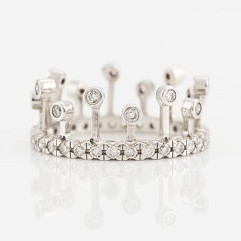 Ring i form av krona, vitguld med briljantslipade diamanter.