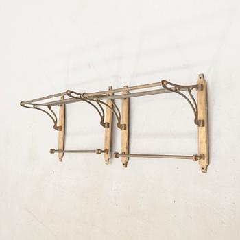 Hatthyllor ett par 1900-talets första hälft.