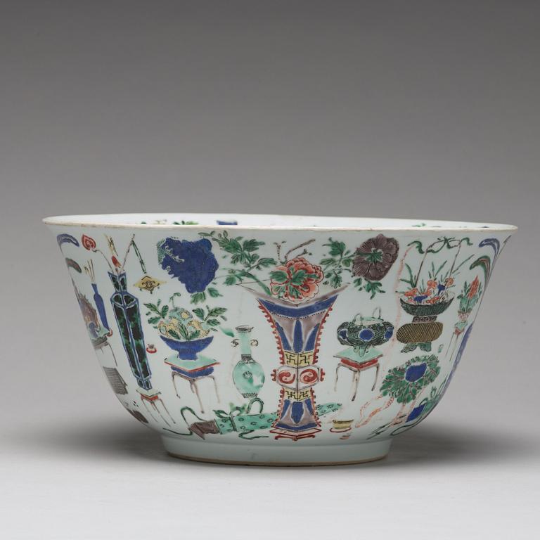 A famille verte punch bowl, Qing dynasty, Kangxi (1662-1722).