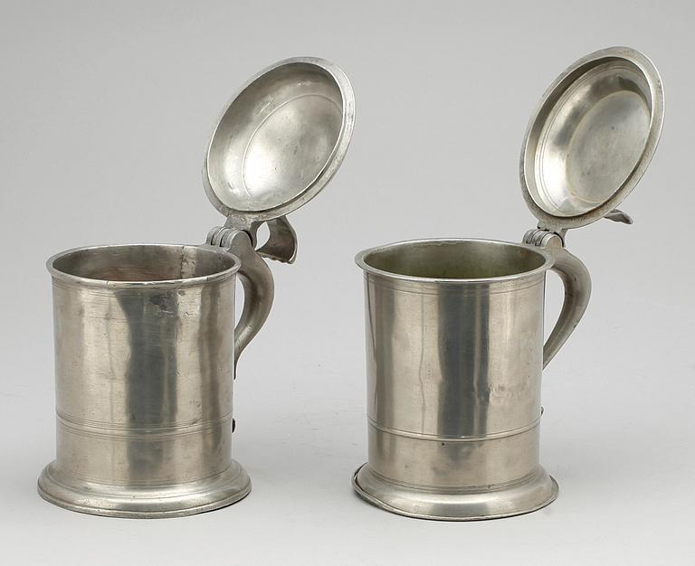 DRYCKESKANNOR, 2 st, tenn, bland annat Wilhelm Helleday, Stockholm, 1832.