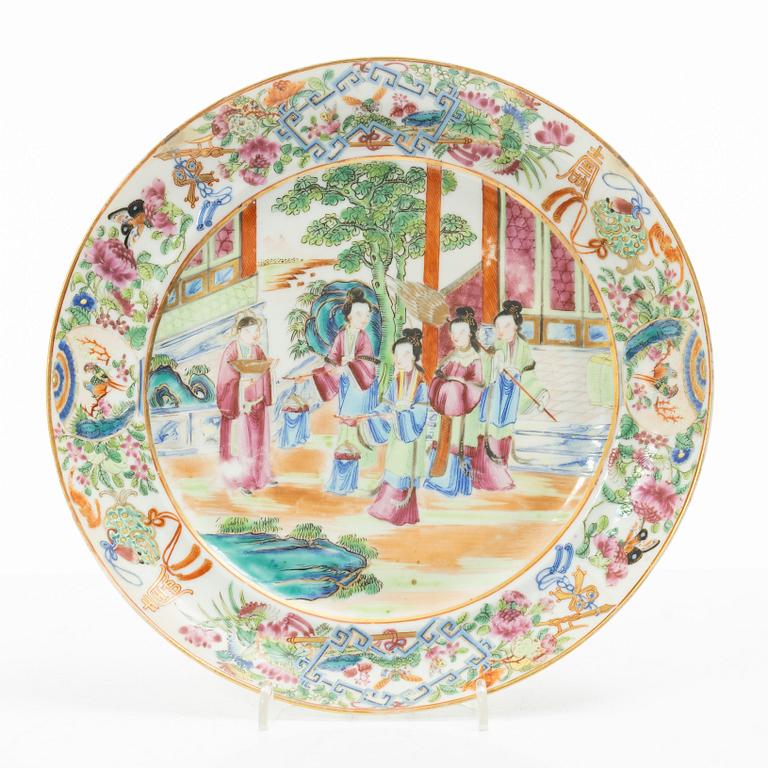 A famille rose serving dish, plate and two small dishes, Qing dynasty, 19th century.