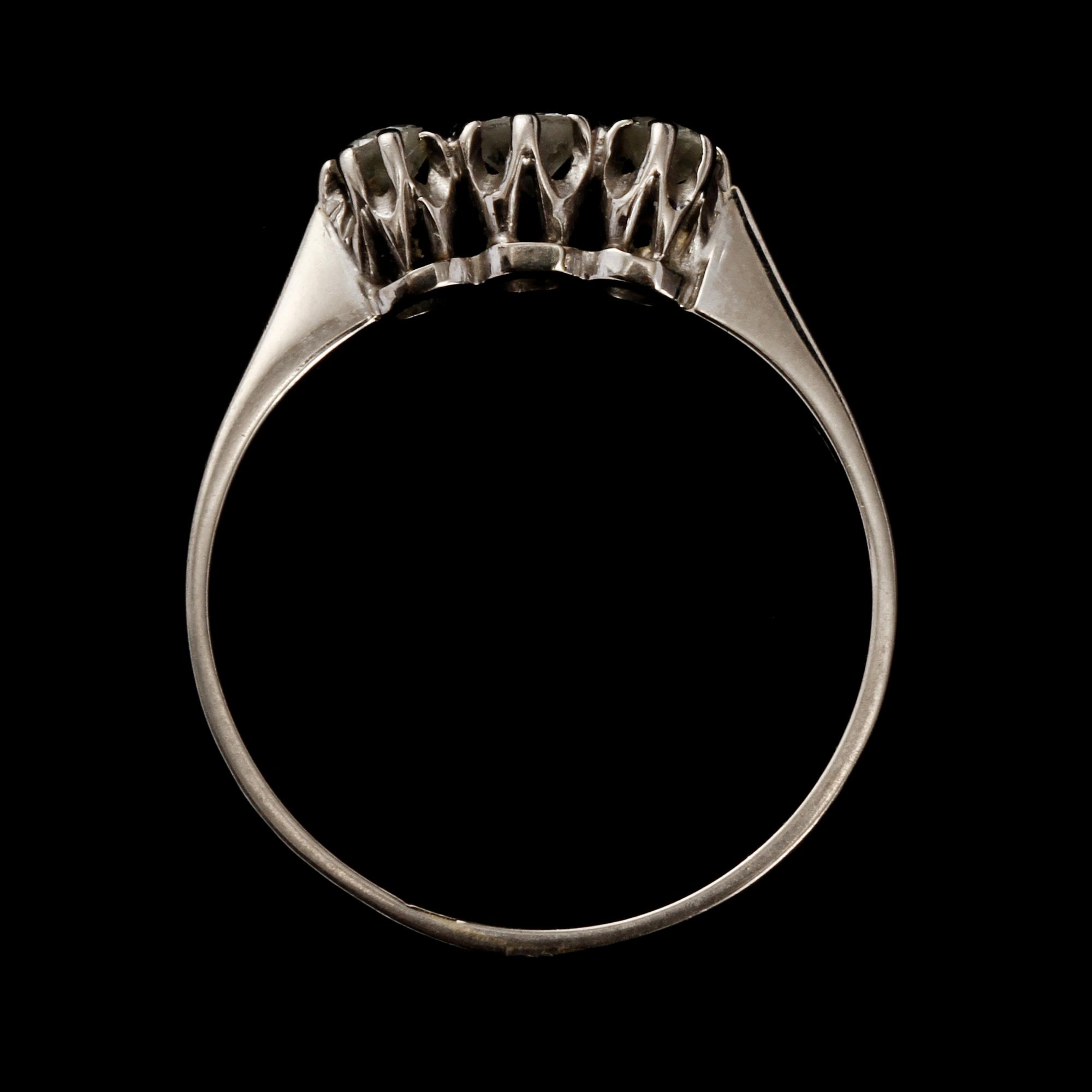 RING, 18k vitguld med 3 äldre briljantslipade diamanter, totalt 0.29 ct, Ceson, Göteborg, 1972. Vikt 2 g.