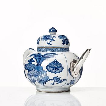 A large blue and white tea pot with cover, Qing dynasty, Kangxi (1662-1722).