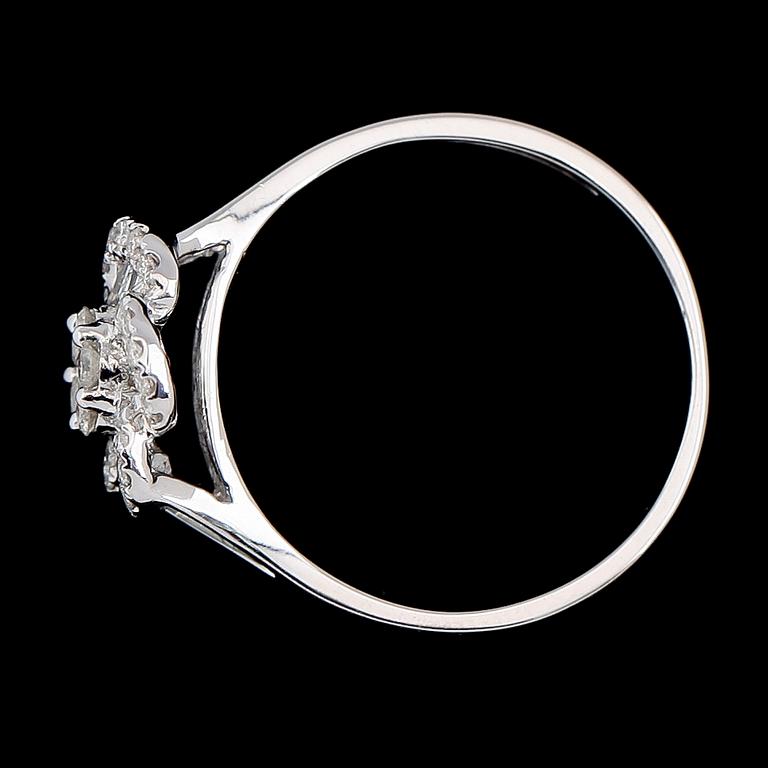 RING, 18K vitguld, diamanter tot ca 0.37 ct.