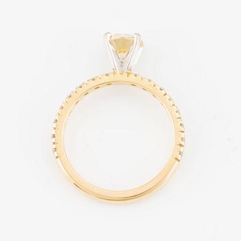 Ring 18K guld med en rund briljantslipad diamant ca 0.85 ct ca N/O si/i.