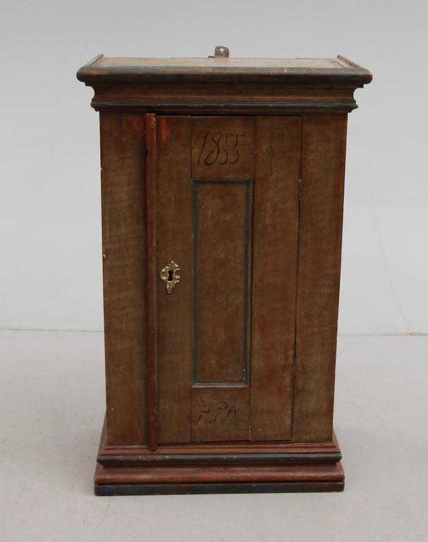 HÄNGSKÅP, allmoge, 1800-talets mitt.