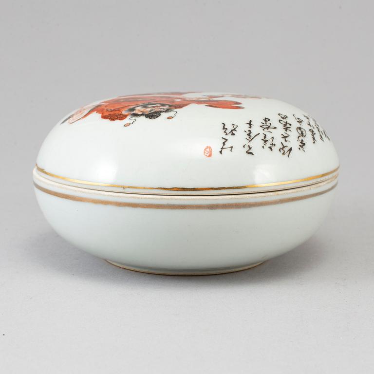 A Chinese box with cover, 20th Century.