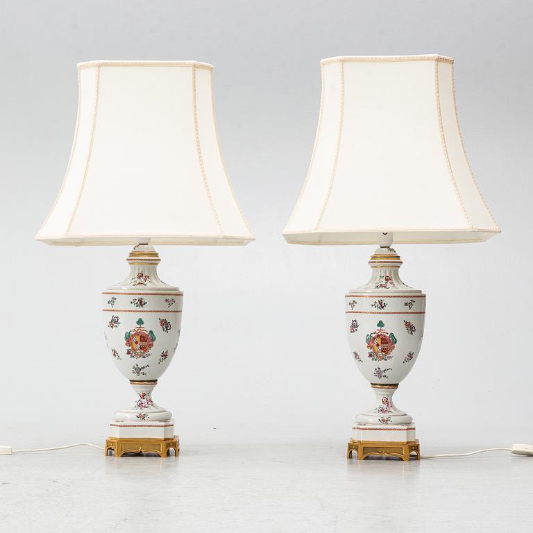 Bordslampor, ett par, Porcelaine de Paris, Frankrike, 1900-talets andra hälft.