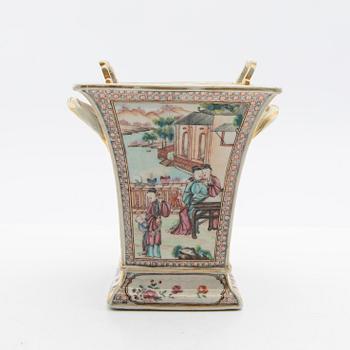 Tulip vase with insert, company porcelain. Qing dynasty, Qianlong (1736-95).