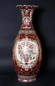 GOLVURNA, porslin, orientalisk.
Proveniens: Git Gay.