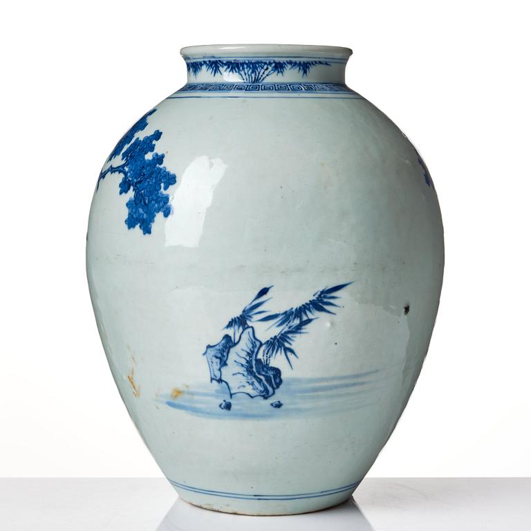 A blue and white jar, Qing dynasty, 19th Century.