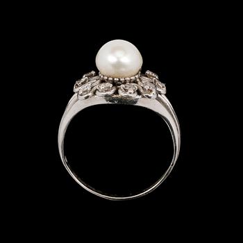 RING, 18k vitguld med åttkantslipade diamanter och pärla.