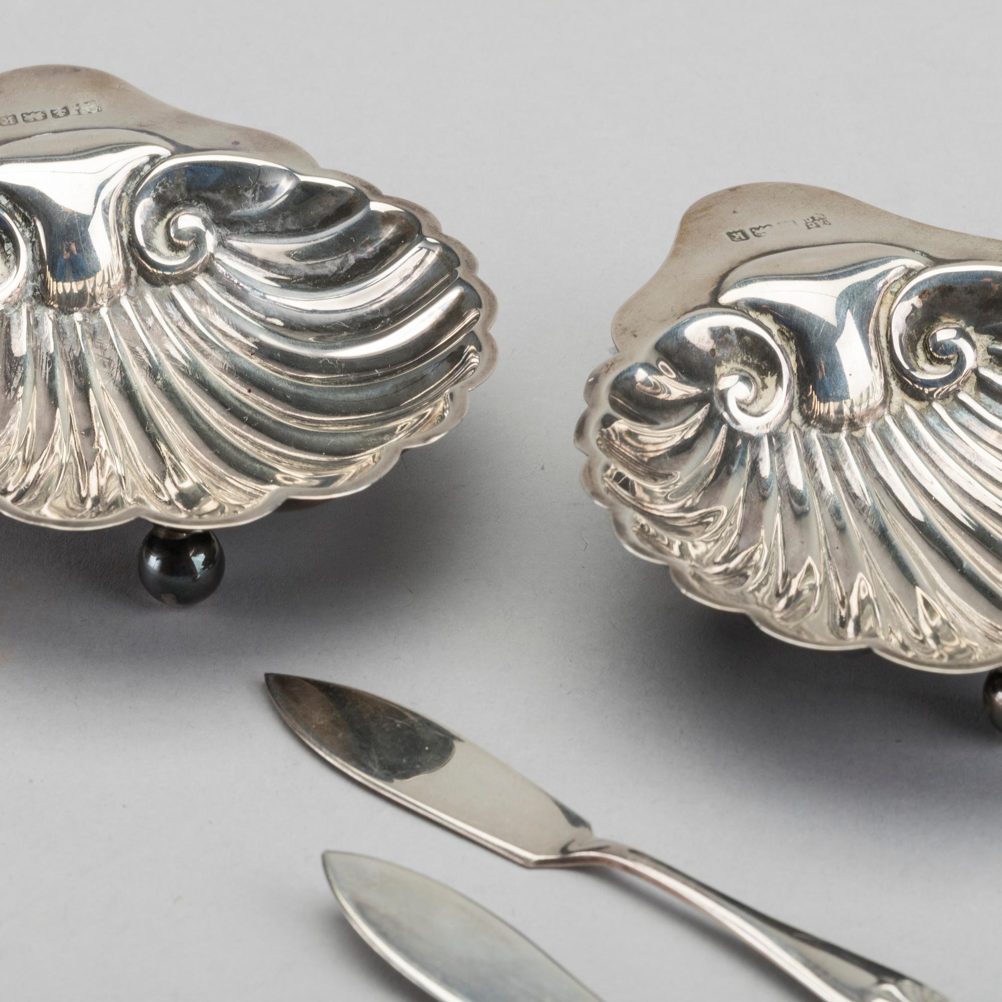 ALEXANDER CLARK & CO,  smörsnäckor ett par samt knivar ett par, silver tidigt 1900-tal i etui.