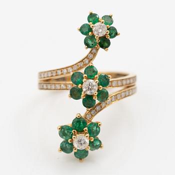 Ring, 18K gold with emeralds and brilliant-cut diamonds.