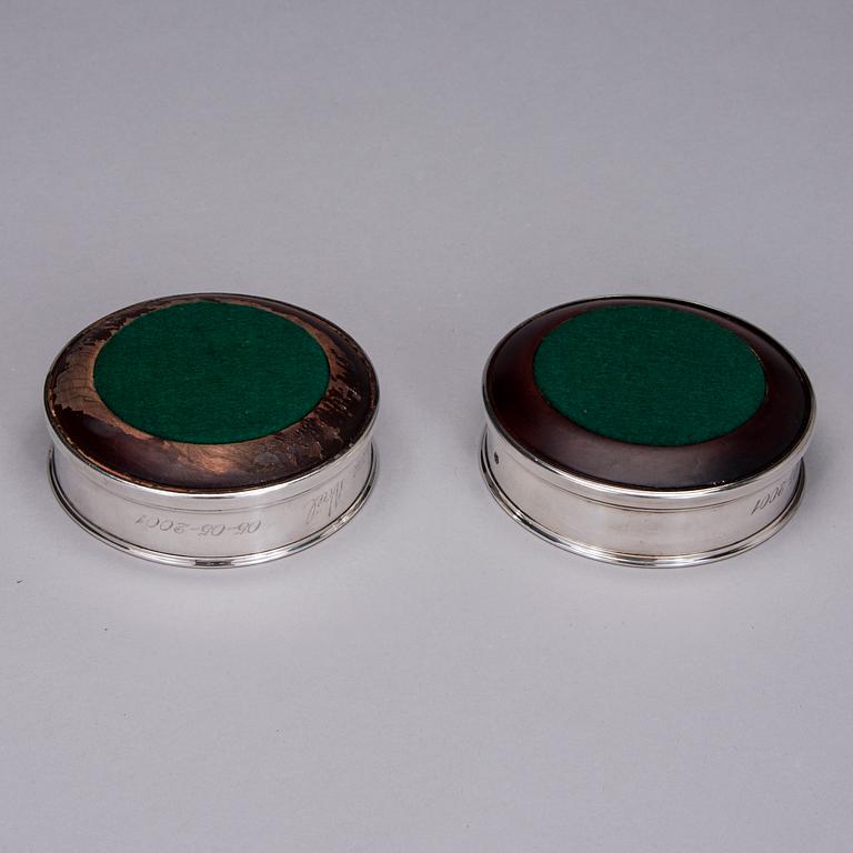 COASTERS, ett par, sterlingsilver, R. Carr Ltd, Sheffield 2000.