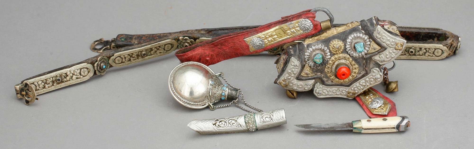 PARTI FÖREMÅL FRÅN TIBET, 4 st, läder, metall och turkoser.