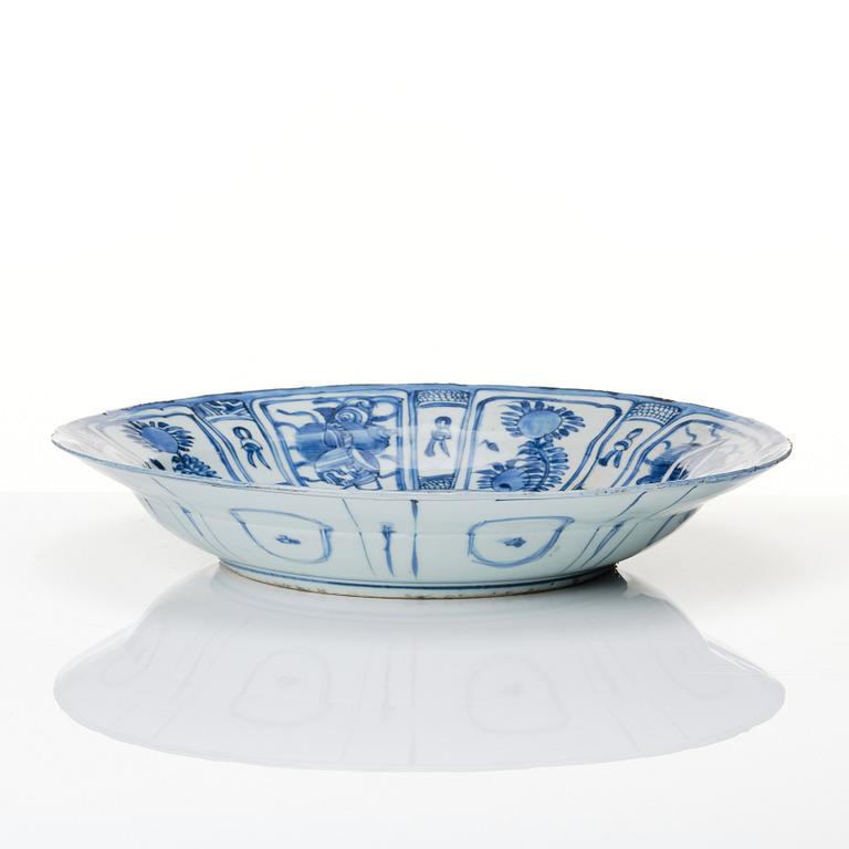 A blue and white dish, Ming dynasty, Wanli (1572-1620).