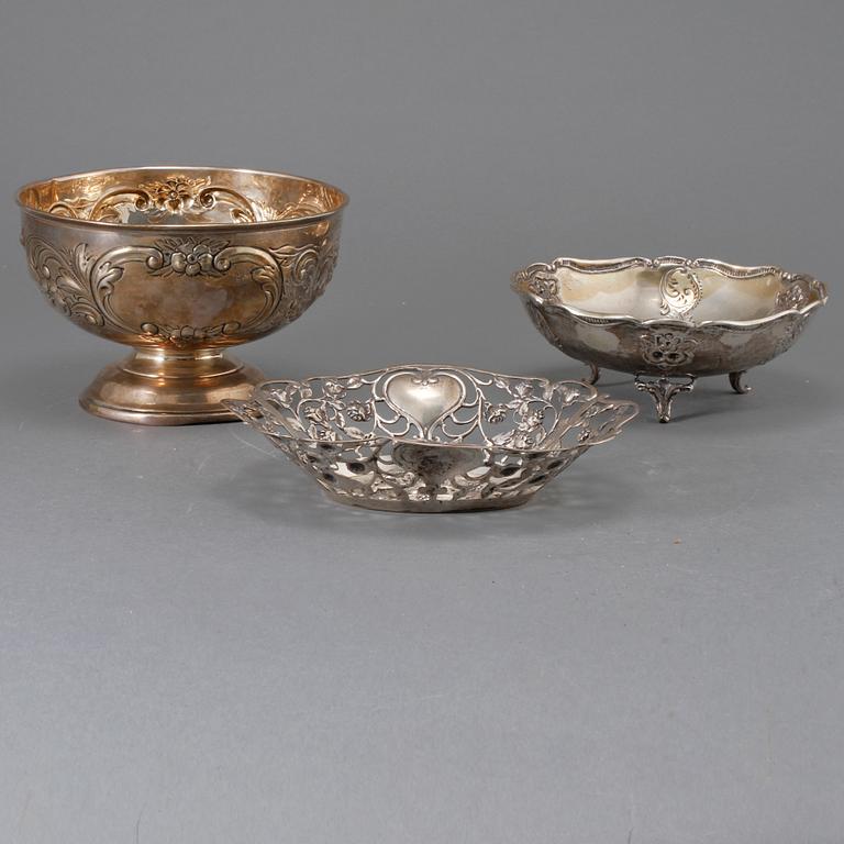 BRÖDKORG samt SKÅLAR, 2 st, silver, 1900-tal. Vikt ca 590 gram.