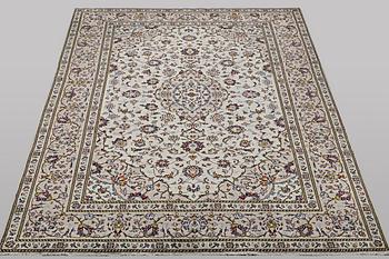 A carpet, Kashan, ca 298 x 197 cm.