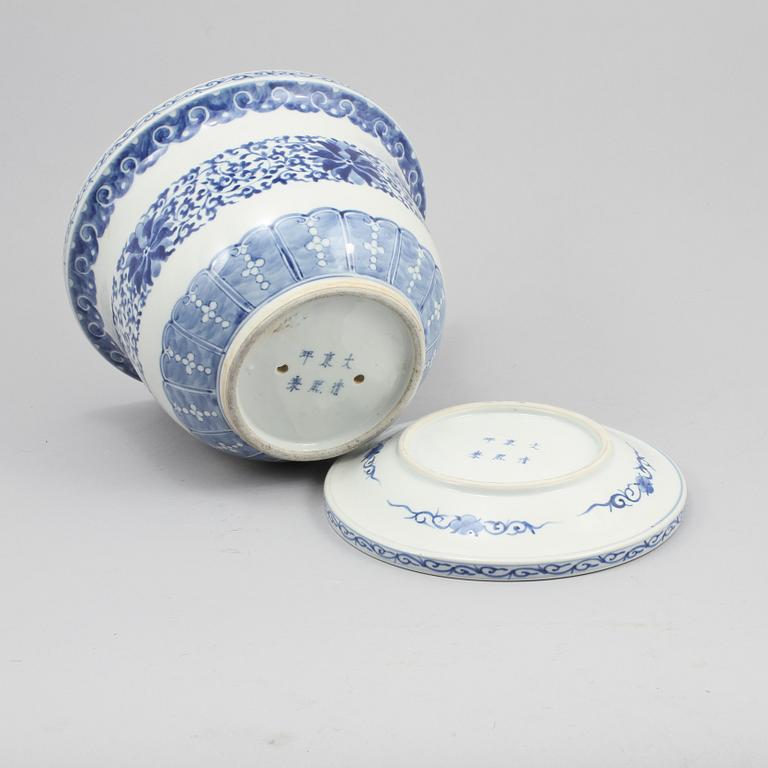 YTTERFODER med UNDERFAT, porslin, Kina, 1900-tal/modern tillverkning.