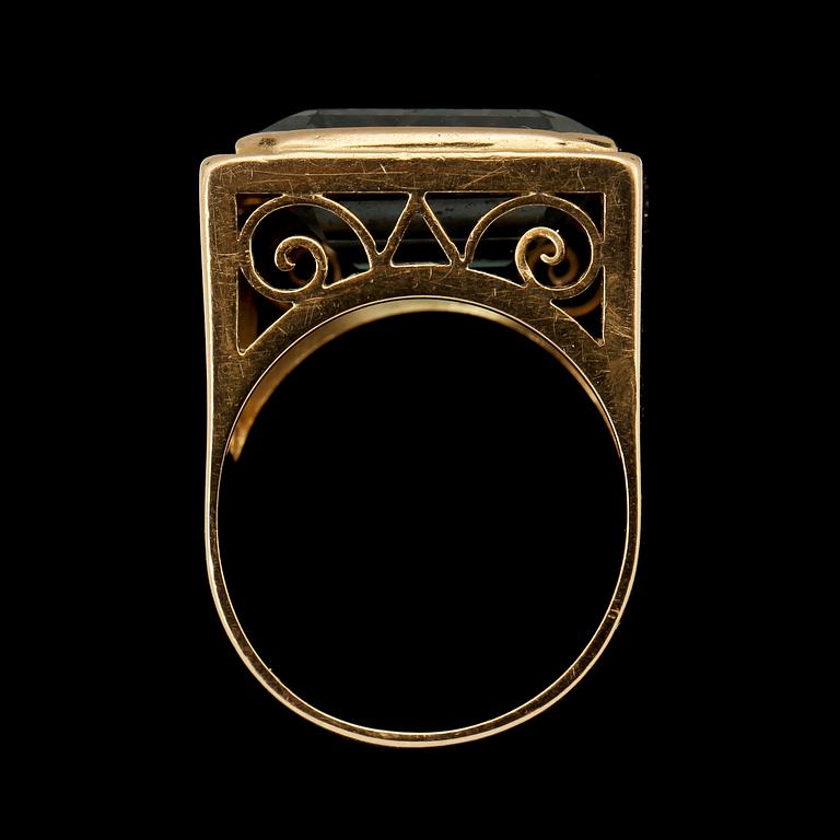 RING, 18k guld med fasettslipad blå sten, Stockholm, 1948. Vikt 11 g.