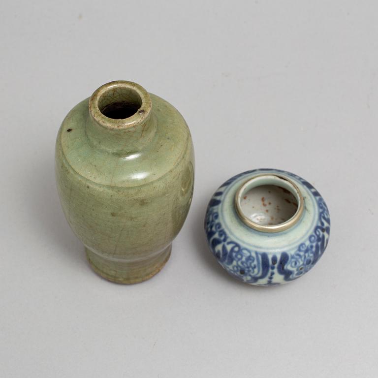 A blue and white ceramic jar and a celadon glazed vase, Ming dynasty (1368-1644).