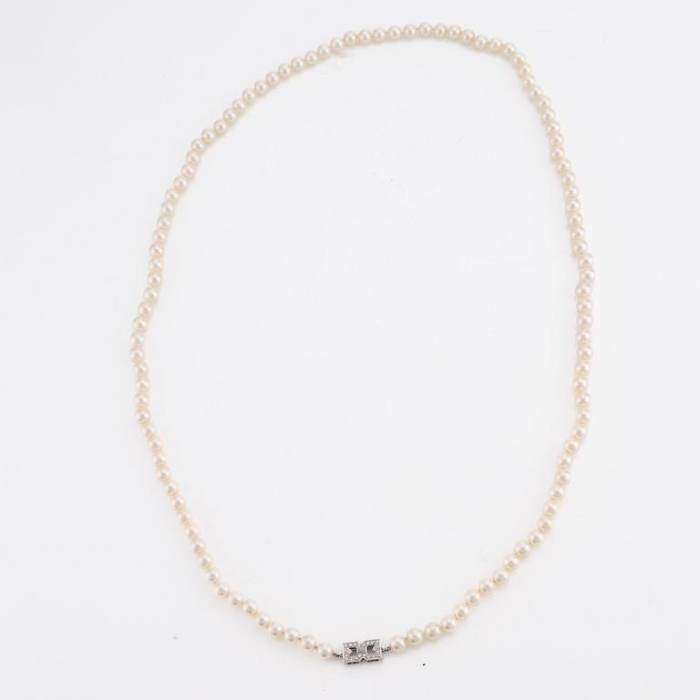 Pärlcollier, längre modell, odlade pärlor, lås i 14K vitguld med baguette och briljantslipade diamanter.