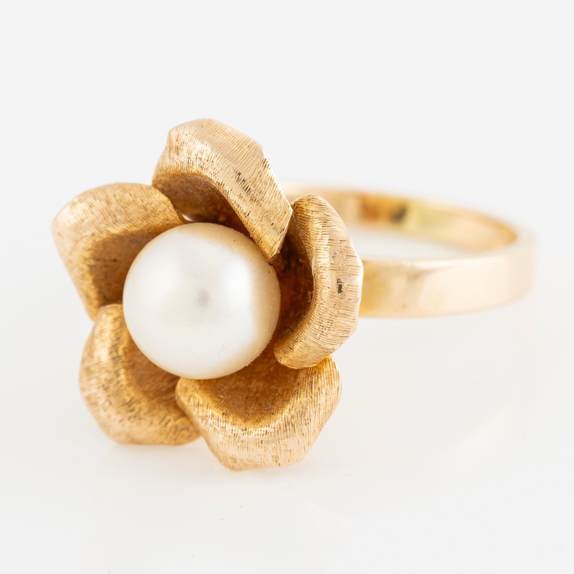 Ring 14K gold with a cultured pearl.