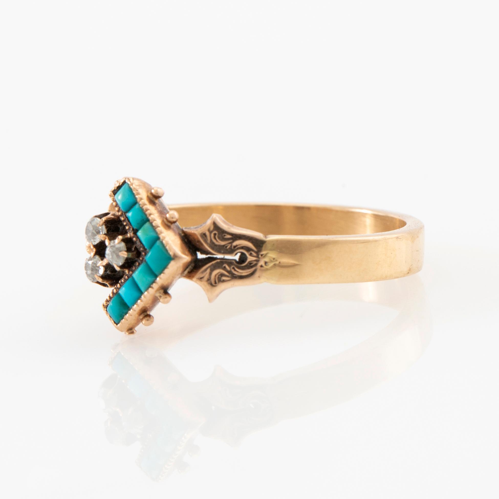 Ring in 18K gold with turquoises and old-cut diamonds.