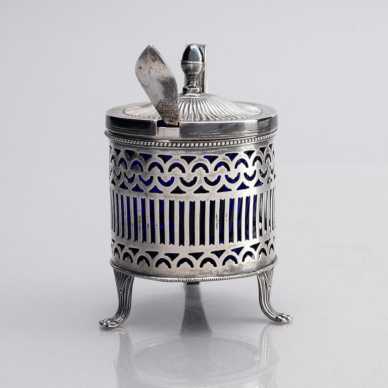 A Swedish 19th century silver mustard pot and spoon, mark of Adolf Zethelius, Stockholm 1815.