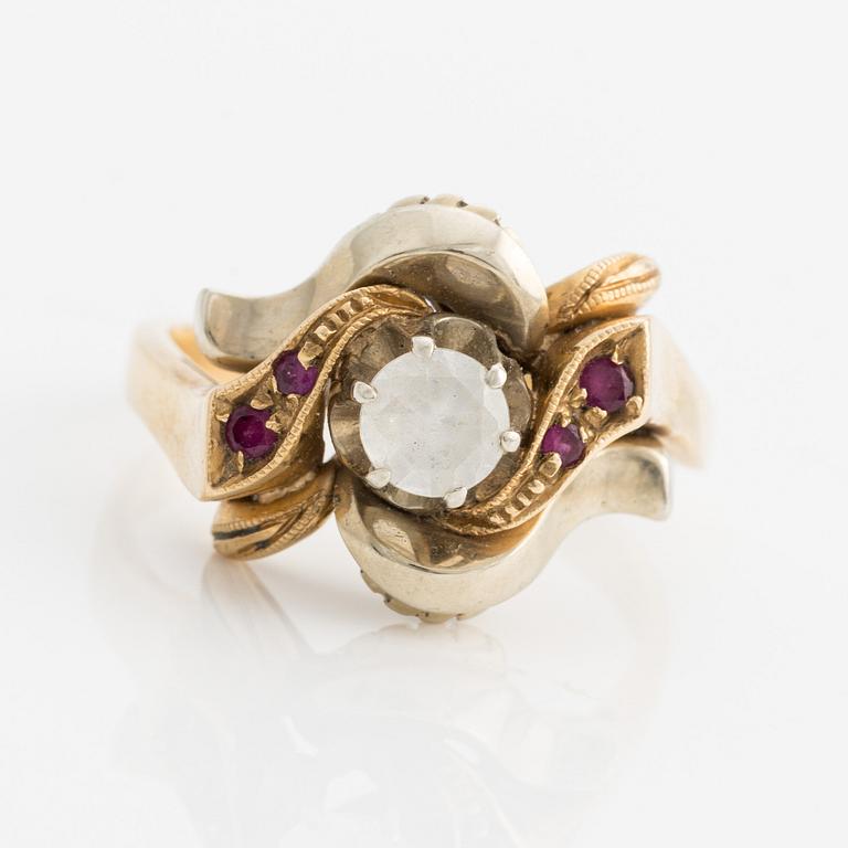 Ring, guld med vit sten och små rubiner.