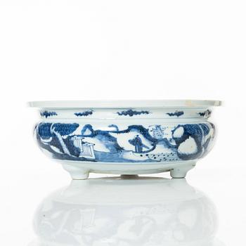 A blue and white censer, 17th/18th Century.