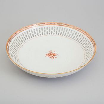 An enamelled dish with pierced rim, Qing dynasty, Jiaqing (1796-1820).