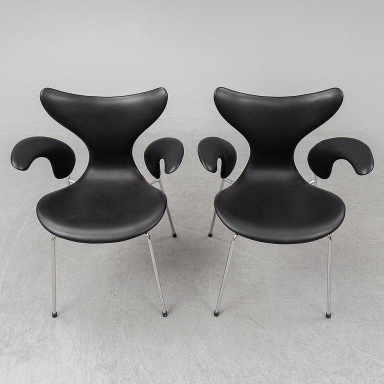 ARNE JACOBSEN, karmstolar, 2 stycken, "Måsen / Liljan", Fritz Hansen, 2000-tal.