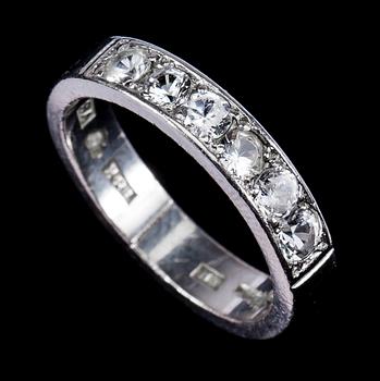 RING, 18 k vitguld med vita stenar, troligtvis bergkristall, Wiwen Nilsson, 1947. Vikt ca 6 g.